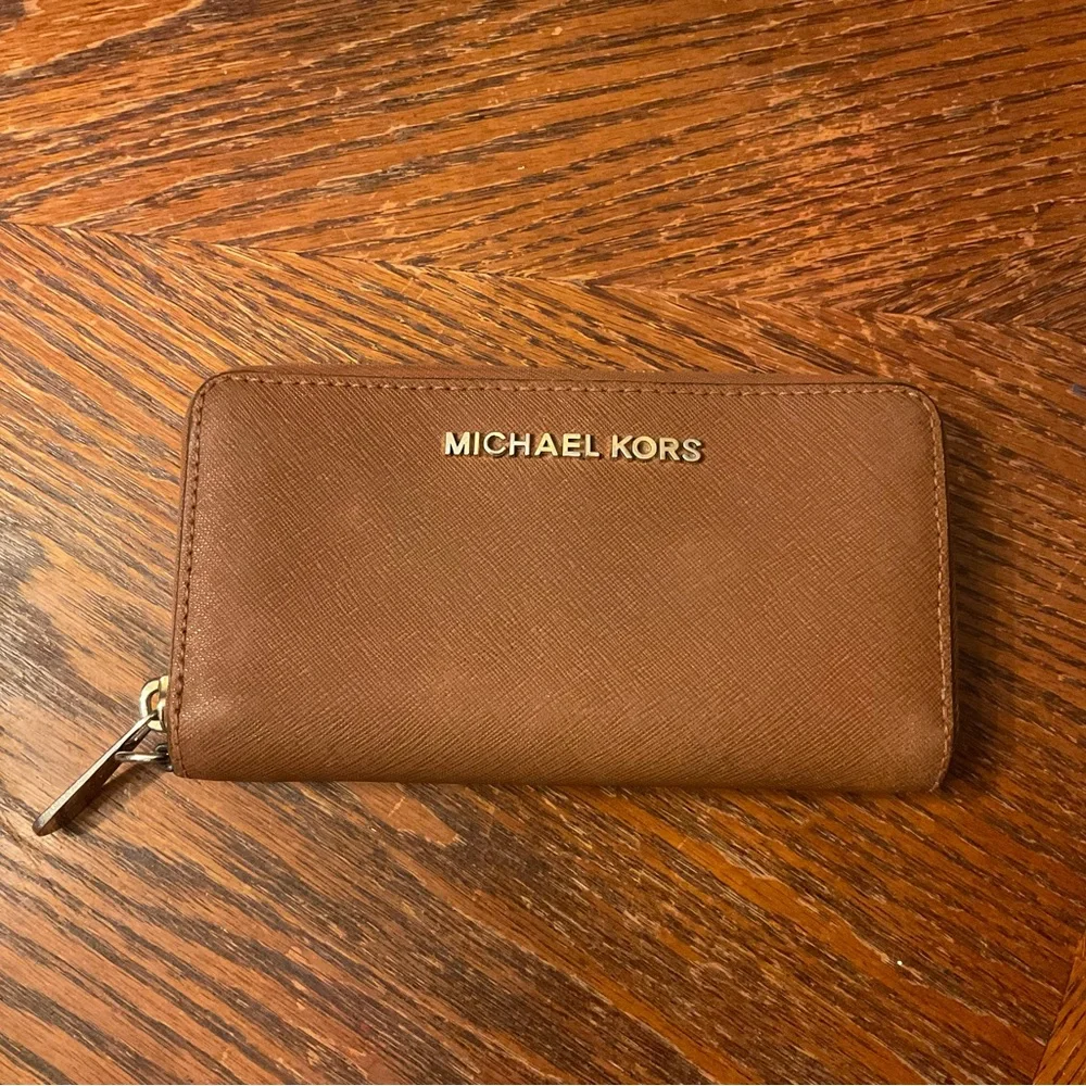 Michael Kors Brown Gold Zipper Wallet!